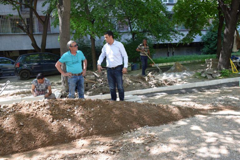 Георги Стаменов инспектира изграждането на детската площадка на ул. „Кап. Райчо“ 42-44