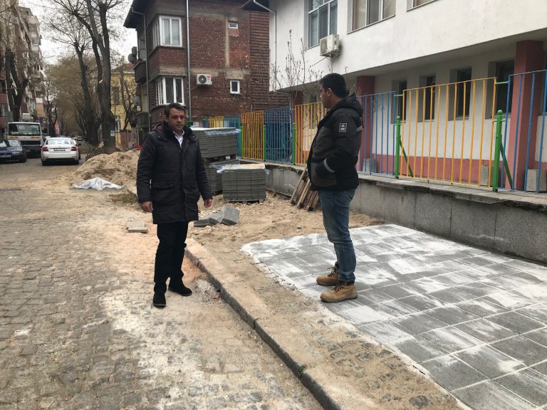 Подменят тротоарните плочки пред детски градини в район „Централен“