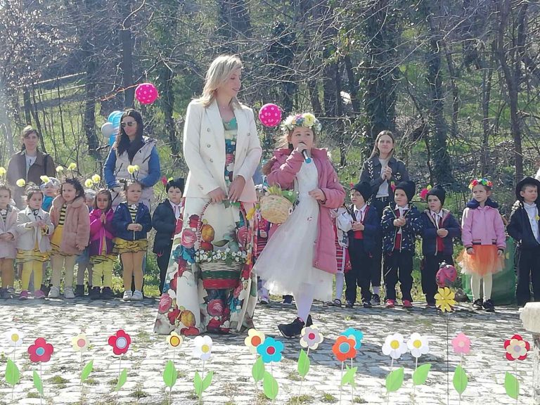 С тържество на Данов хълм децата от ДГ „Майчина грижа“ посрещнаха пролетта