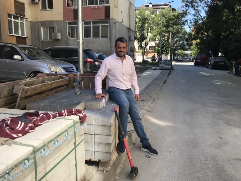 Подновяват тротоарната настилка на ул. „Иларион Макариополски“