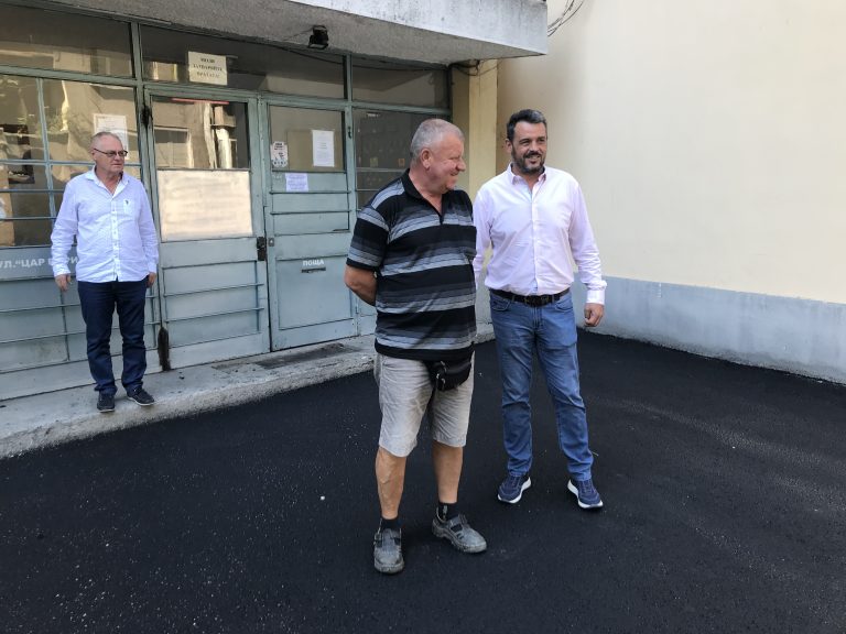 Професор от УХТ и адвокат благодариха на Георги Стаменов за благоустроено междублоково пространство