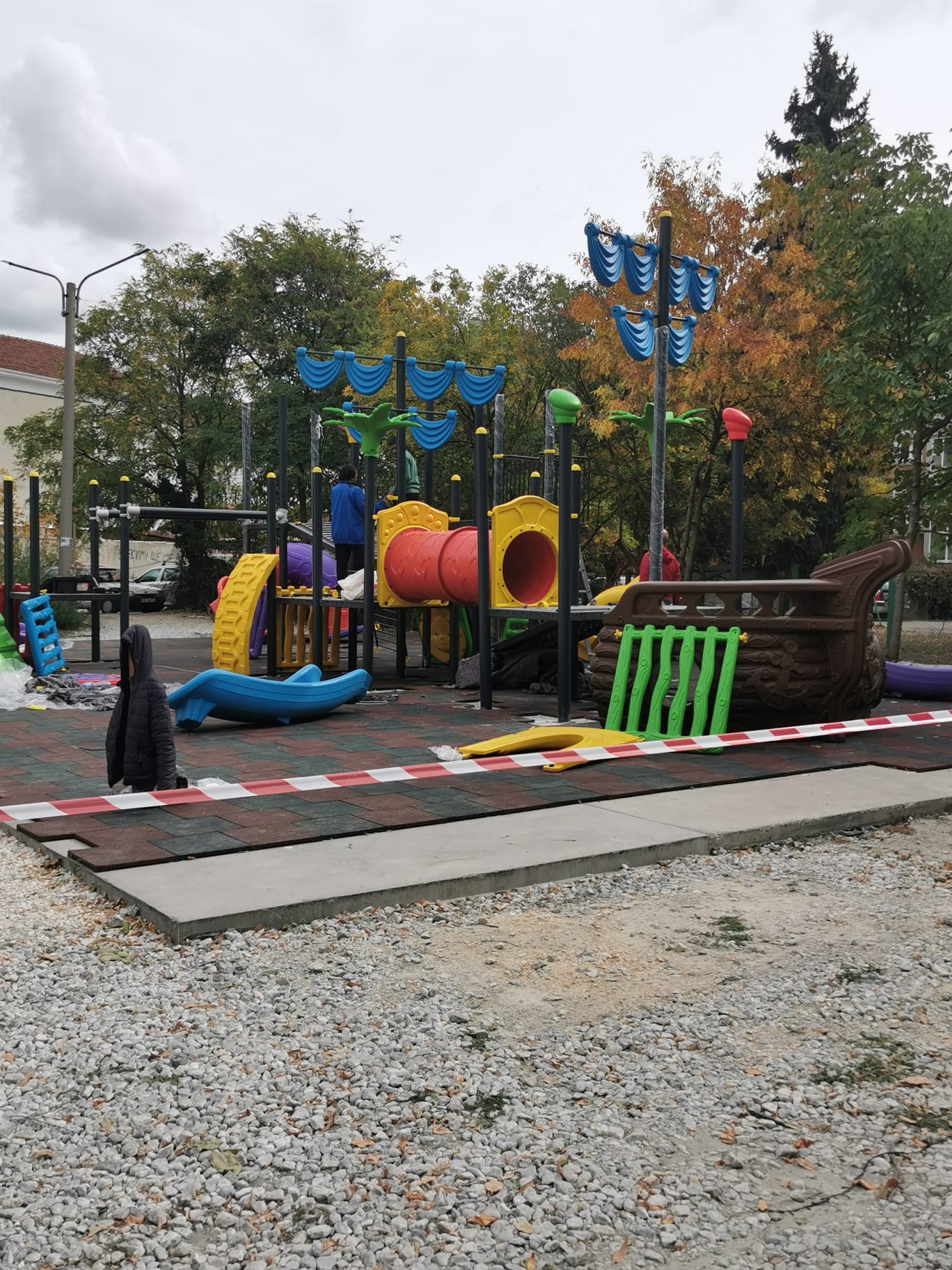 Започна изграждането на детска площадка в район „Централен“