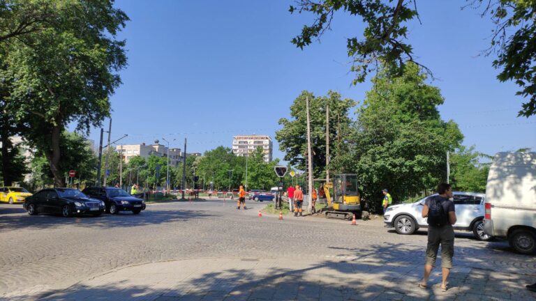 По инициатива на район „Централен“: Служители на НКЖИ демонтираха стълбове за удобство на пешеходците!
