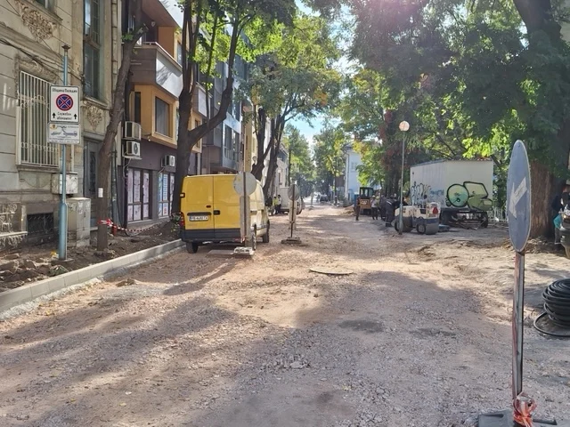 Започна ремонт на зоната около бившия партиен дом